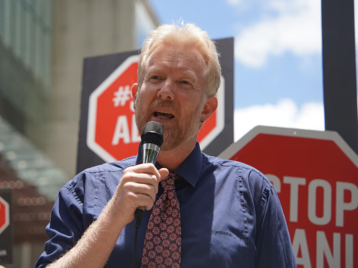 बेन पेनिंग्स ने सुप्रीम कोर्ट के बाहर भीड़ को संबोधित किया।