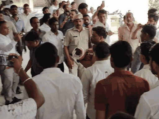 राजस्थान में बनेगी स्टेट स्कूल स्टैंडर्ड अथॉरिटी, एक लाख स्कूलों की सुरक्षा और गुणवत्ता पर सख्त निगरानी 2 25 जुलाई को झालावाड़ में सरकारी स्कूल की बिल्डिंग का हिस्सा गिरने से 7 बच्चों की मौत हो गई, वहीं 9 गंभीर घायल हो गए थे।