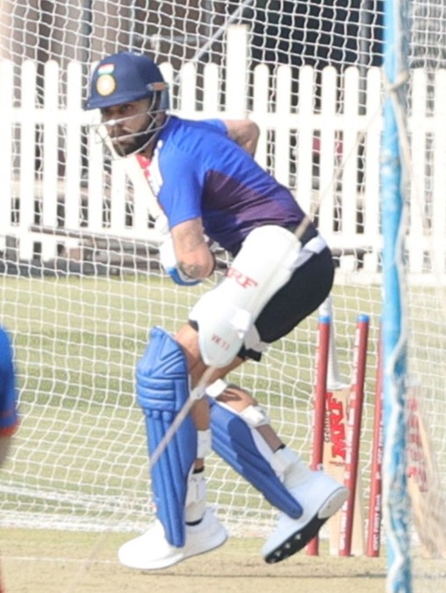 गुरुवार को स्टेडियम में प्रैक्टिस करते विराट कोहली।