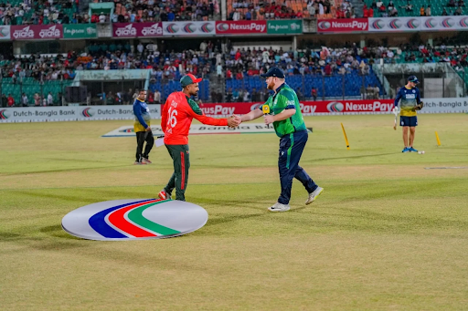 बांग्लादेश के कप्तान लिटन दास ने टॉस के दौरान आयरलैंड के कप्तान पॉल स्टर्लिंग से हाथ मिलाते हुए।