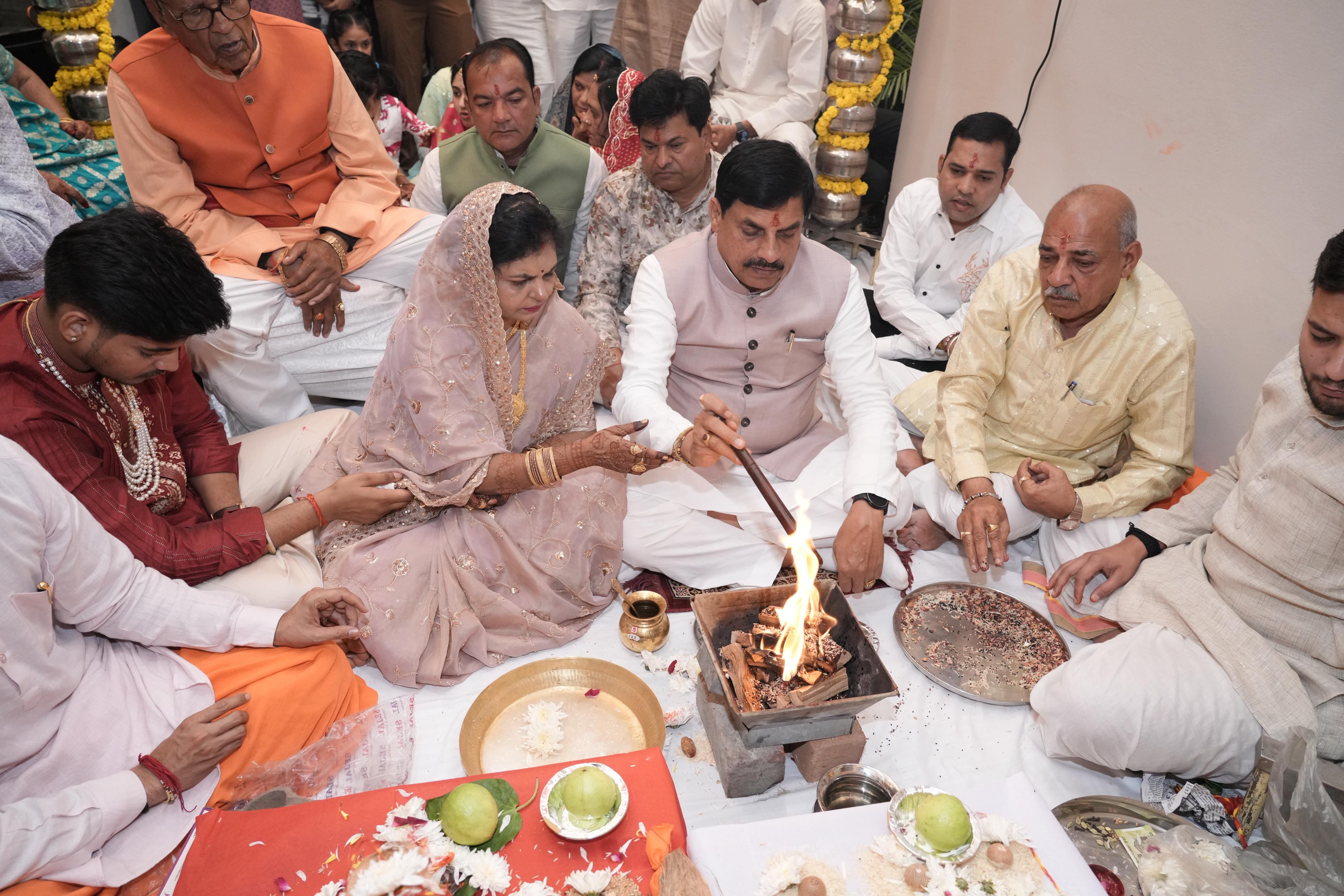 पूरे परिवार के साथ सीएम।