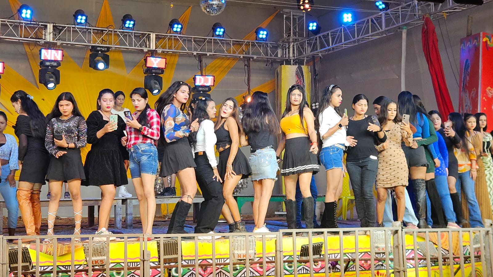 शाम 7 बजे से सुबह 4 बजे तक थिएटर में लड़कियों को डांस करना पड़ता है।