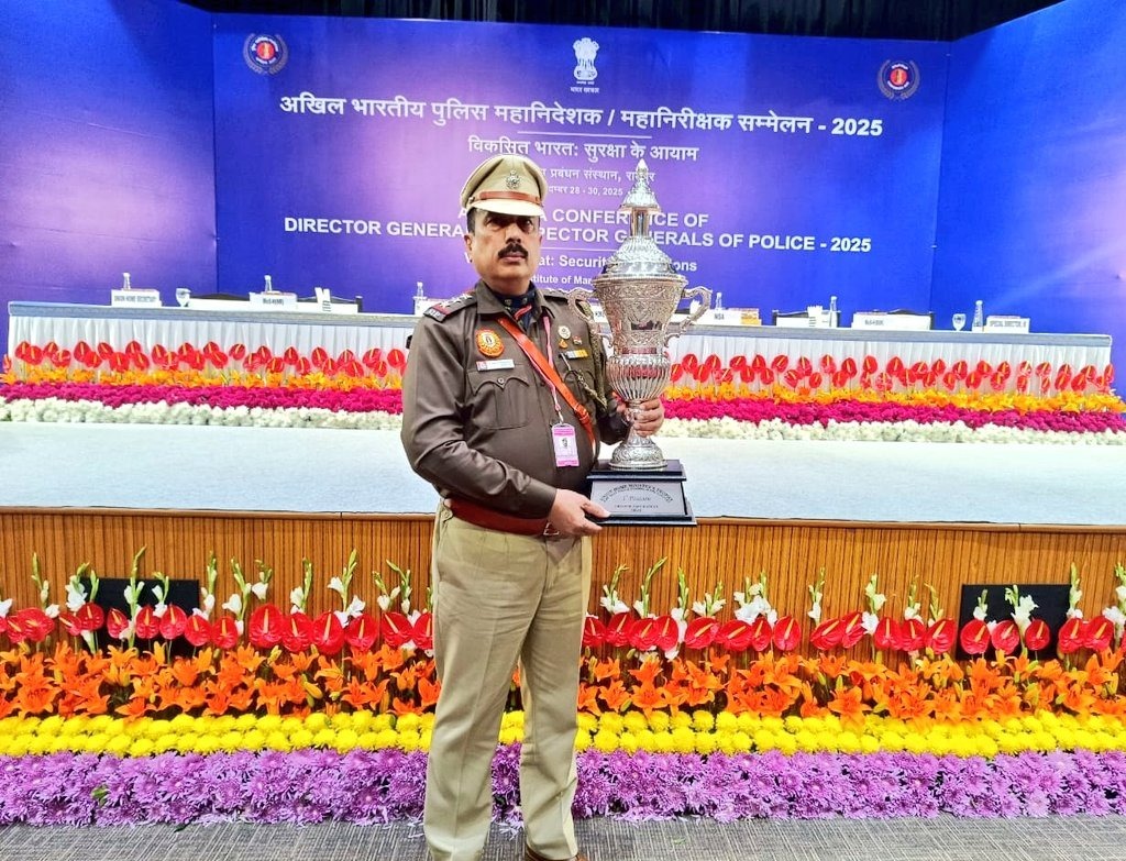 दिल्ली के गाजीपुर पुलिस स्टेशन के थानेदार यू. बाला शंकरन की तस्वीर है। शाह ने सम्मानित किया।