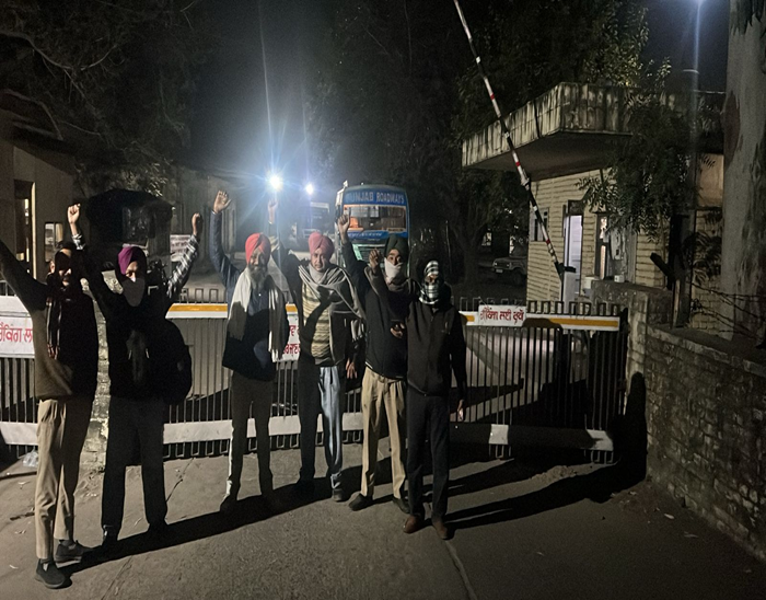 विरोध जताते पनबस और पीआरटीसी कर्मचारी।