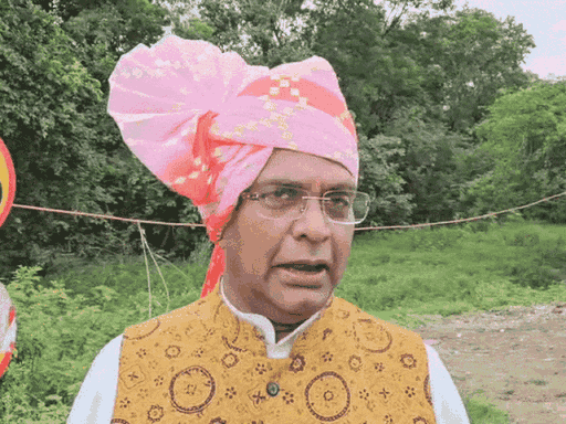 विश्वास सारंग ने कहा कि गुट और गिरोह में बंटी कांग्रेस केवल और केवल नेहरू परिवार की चमचागिरी पर आधारित है।