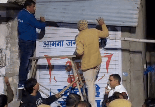 दुकान में लेपर्ड घुसने की जानकारी के काफी देर बाद वन विभाग की टीम मौके पर पहुंची।