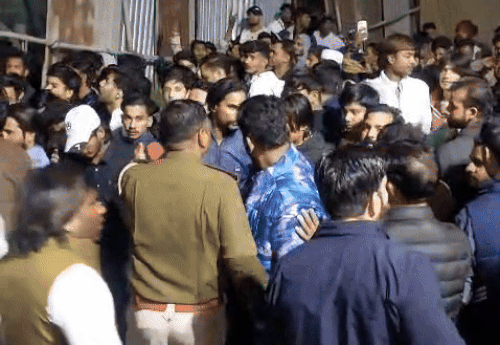 स्थानीय लोगों का कहना है वन विभाग की टीम की लापरवाही के कारण रेस्क्यू में 5 घंटे लग गए। इस कारण मौके पर भीड़ बढ़ती चली गई। पुलिस को भी लोगों को पीछे हटाने में मशक्कत करनी पड़ी।