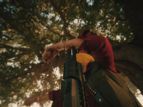 गाने में बंदूकों के साथ दिखे AI चित्रित सिद्धू मूसेवाला।