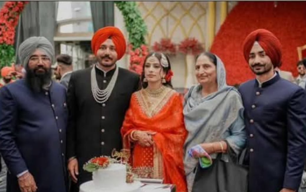 शादी के बाद अपने पति अनमोल सिंह व सास ससुर के साथ मनदीप कौर।