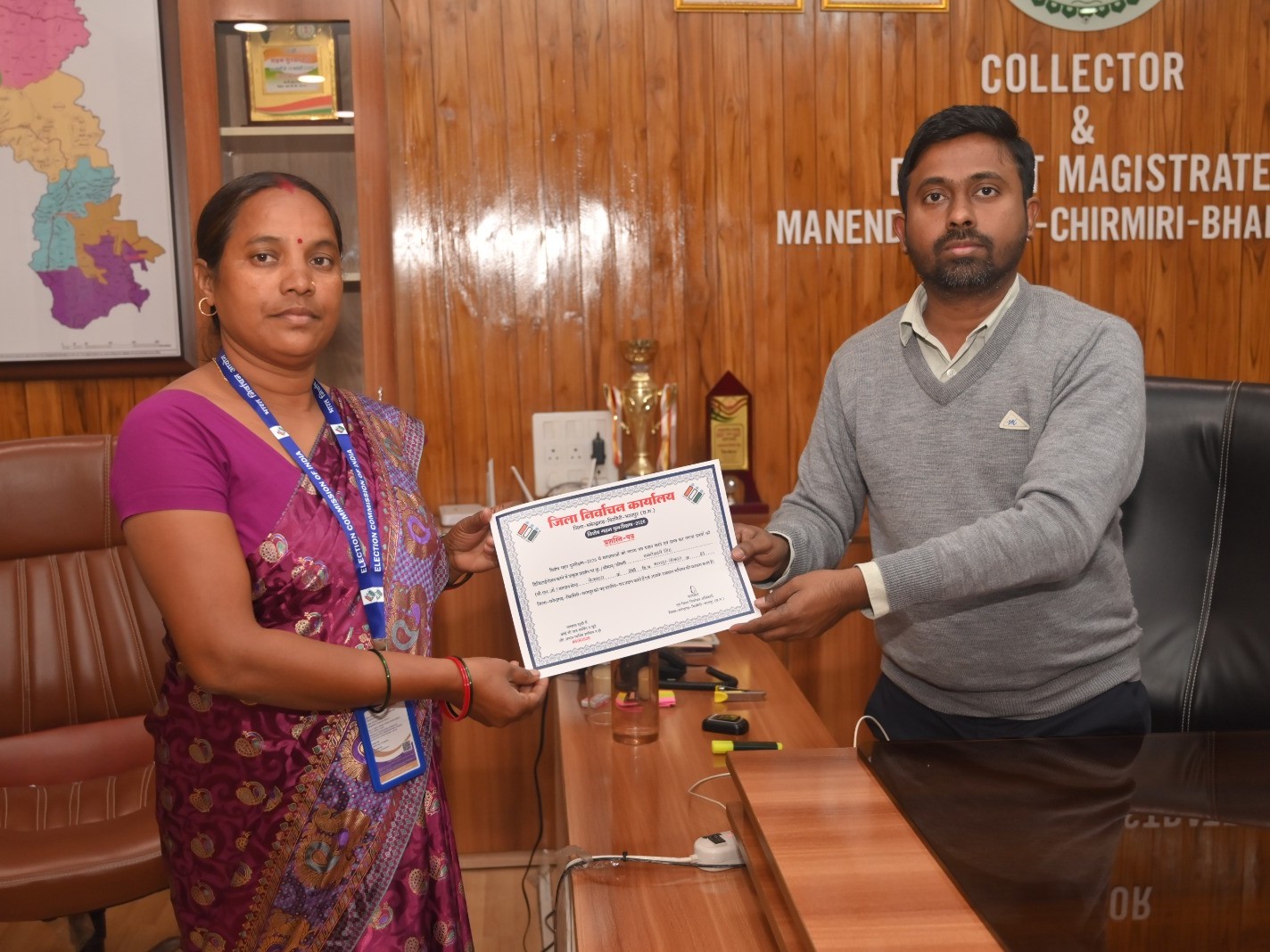 Collector honored the BLOs who performed excellent work. | कलेक्टर ने उत्कृष्ट कार्य करने वाले बीएलओ को किया सम्मानित: SIR में 90 प्रतिशत से अधिक डिजिटाइजेशन पूरा, सभी को प्रशस्ति पत्र दिया गया - Manendragarh-Chirmiri-Bharatpur News 1 196b89c7 2ee0 40cc 8887 c2439c9aa683 1764398378549