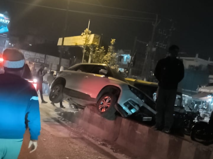 A speeding car lost control and collided with a divider.