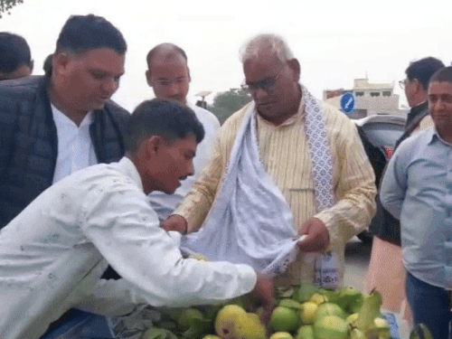 राजसमंद में शिक्षा मंत्री मदन दिलावर ने रास्ते में गाड़ी रोककर अमरूद खरीदे। गमछे को झोली बनाकर उसी में अमरूद भर लिए। ऑनलाइन पेमेंट किया।