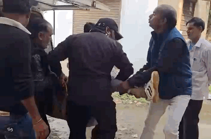 मृतक के शव को मॉर्च्युरी में शिफ्ट करते परिजन ओर पुलिस