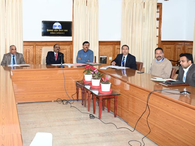 धर्मशाला में मुख्य सचिव ने की शीतकालीन तैयारी बैठक:  बर्फबारी में आवश्यक सेवाएं जारी रखने के दिए निर्देश, खाद्यान्न-दवाइयों का भंडारण करने को कहा – Dharamshala News