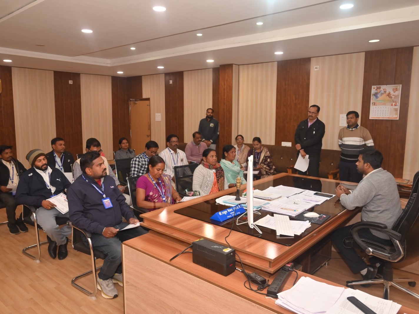 Collector honored the BLOs who performed excellent work. | कलेक्टर ने उत्कृष्ट कार्य करने वाले बीएलओ को किया सम्मानित: SIR में 90 प्रतिशत से अधिक डिजिटाइजेशन पूरा, सभी को प्रशस्ति पत्र दिया गया - Manendragarh-Chirmiri-Bharatpur News 2 3750b667 1104 4c2f a110 3c67f0067f83 1764398378549