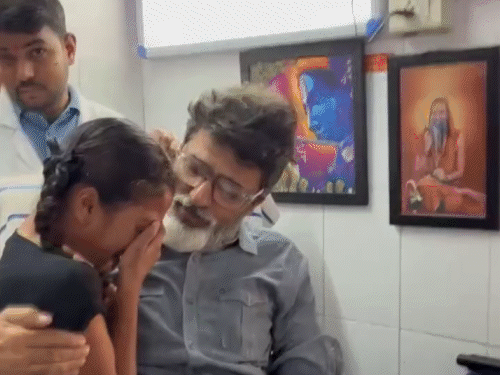 उदयपुर के बड़गांव हॉस्पिटल में तैनात डॉ. अशोक शर्मा के एपीओ होने और जयपुर जाने की बात सुनकर बच्ची रोने लगी। उसकी मां और स्टाफ के लोग भी भावुक हो गए।