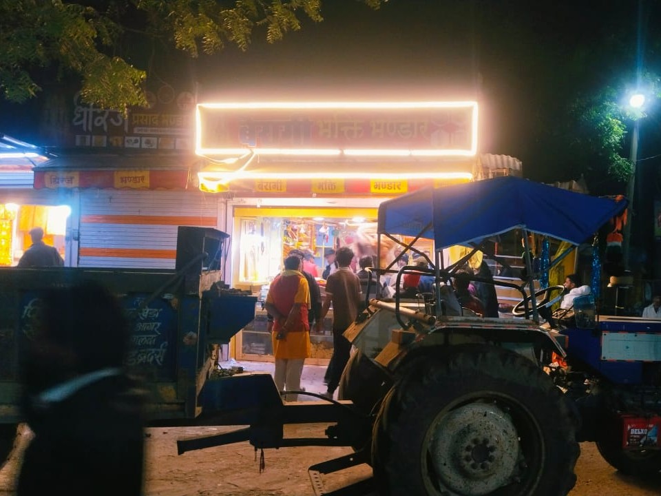 दुकानदारों ने अपनी दुकानों का सामान रात में ही निकालना शुरू कर दिया।