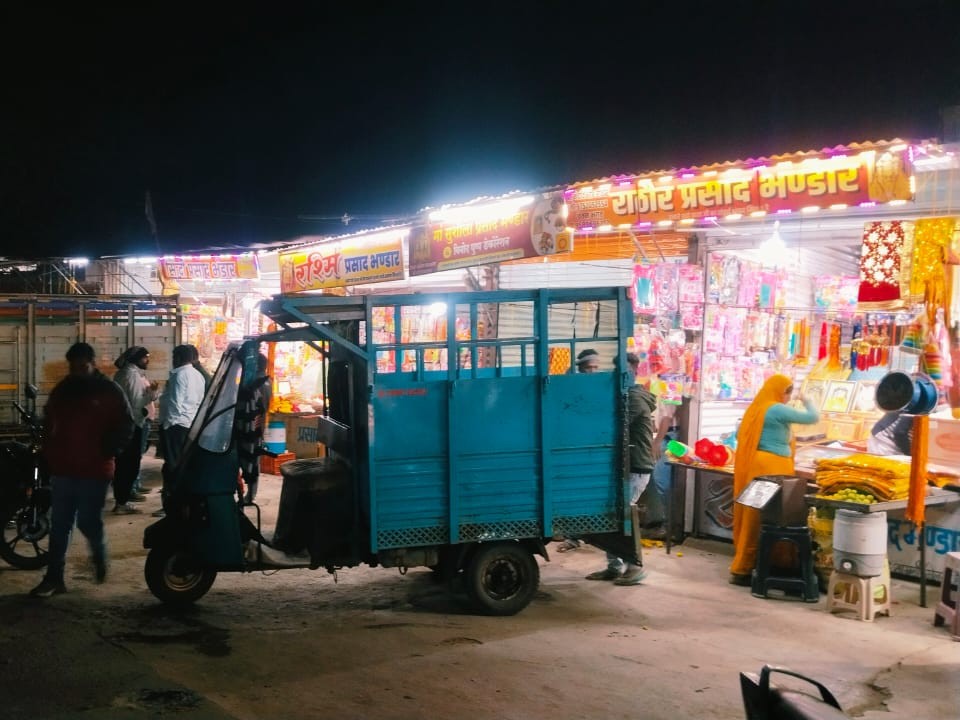 अन्य साधनों से दुकानों को खाली करते दुकानदार।