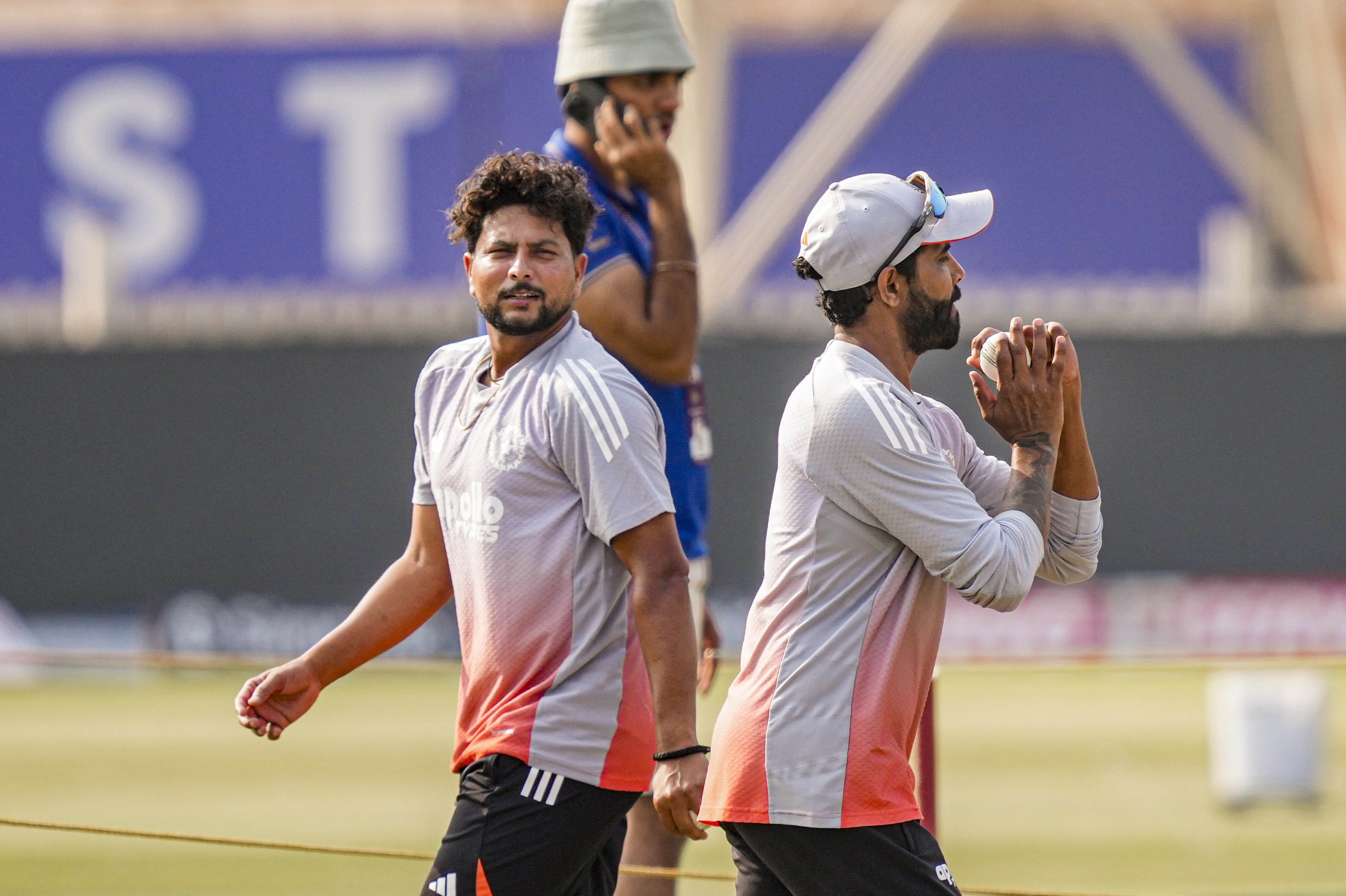 प्रैक्टिस के दौरान भारतीय स्पिनर कुलदीप यादव और रवींद्र जडेजा।