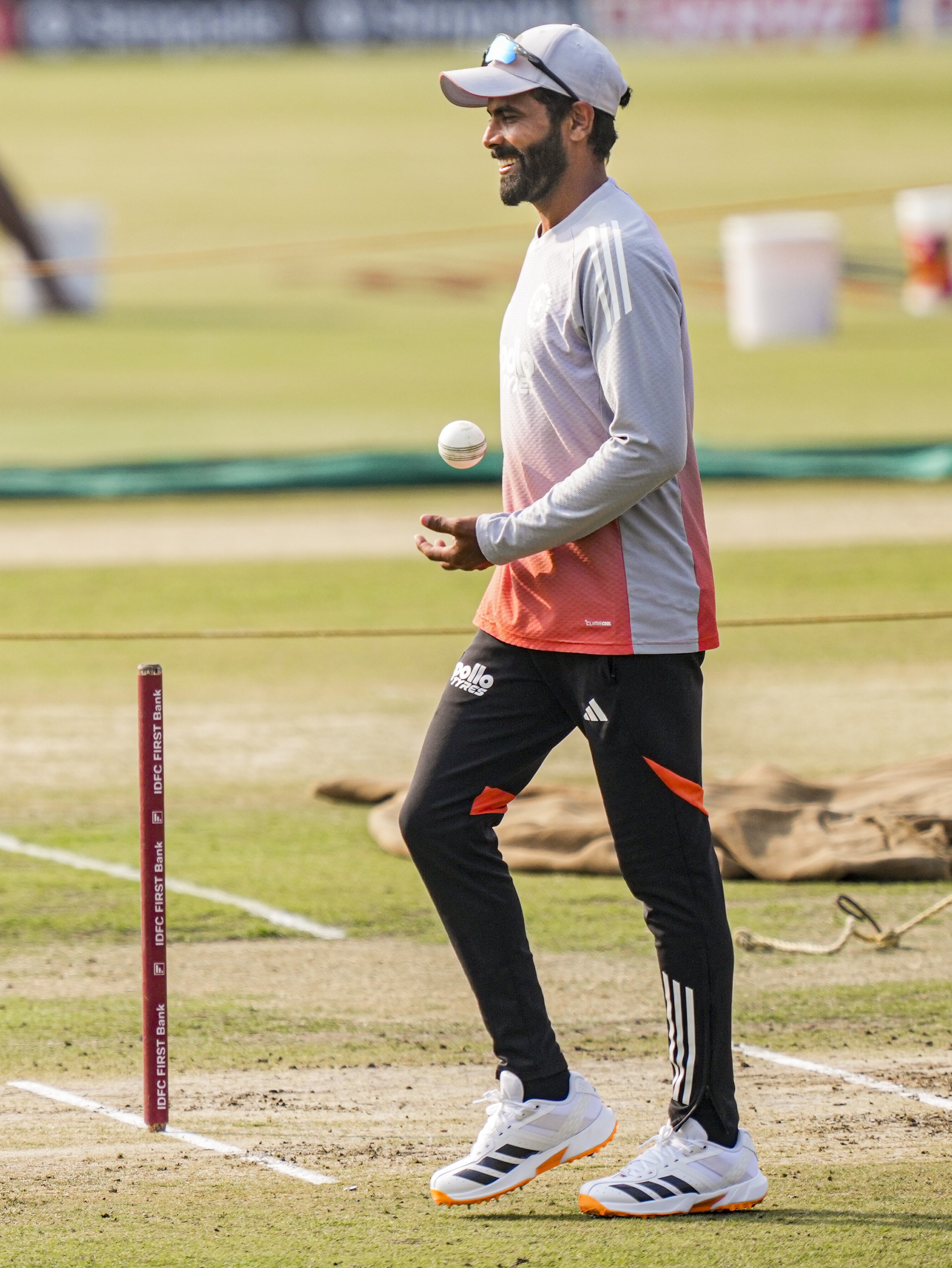 प्रैक्टिस सेशन के दौरान रवींद्र जडेजा। वे चैंपियंस ट्रॉफी के बाद टीम में वापसी कर रहे हैं।