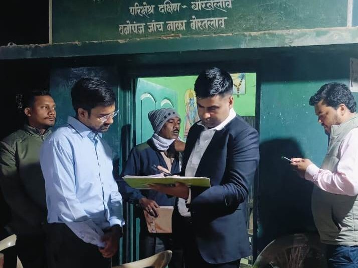 Illegal paddy worth Rs 4.67 crore seized in Rajnandgaon so far | राजनांदगांव में अब तक 4.67 करोड़ का अवैध धान जब्त: कलेक्टर ने सुबह 4 बजे अंतरराज्यीय चेकपोस्ट का निरीक्षण किया - Rajnandgaon News 2 5e31dd87 025d 495f 928a 8d309ceec3a2 1764393739840