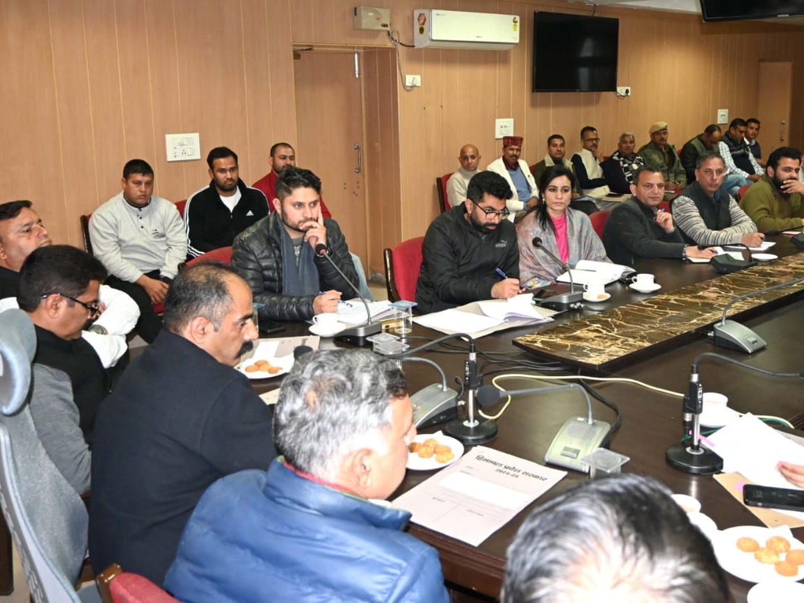 अधिकारियों के साथ समीक्षा बैठक करते मंत्री