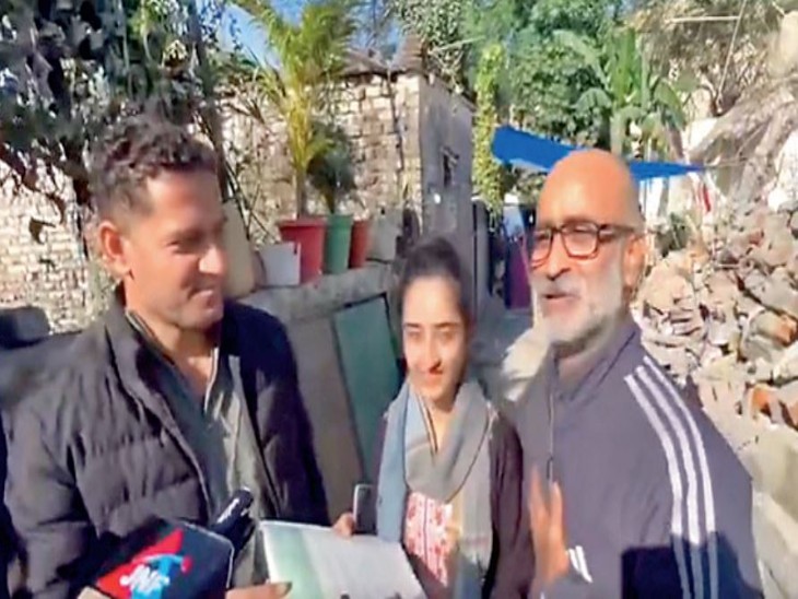 पत्रकार डैंग के नाम जमीन करने वाले कुलदीप कुमार शर्मा (दाएं)। - Dainik Bhaskar