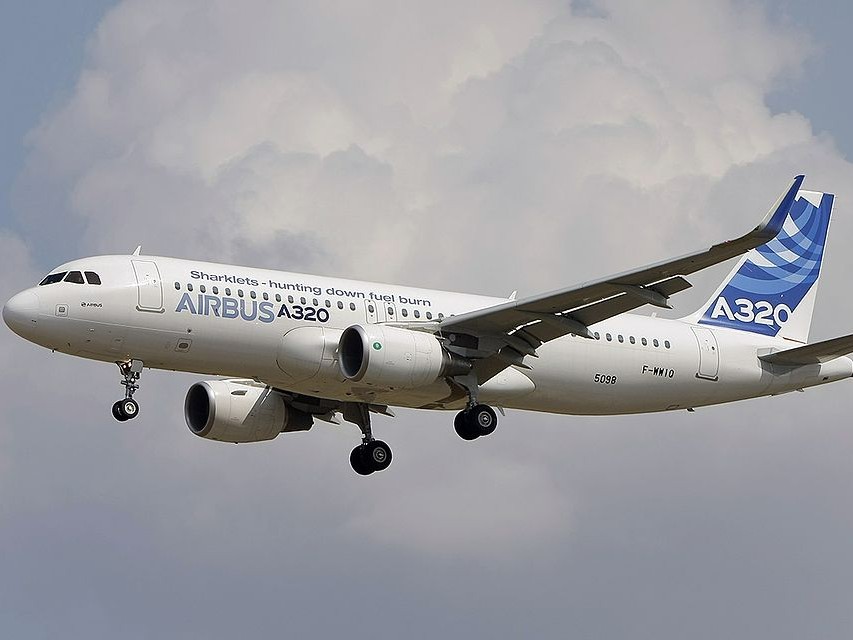 एयरबस A320 नैरो बॉडी प्लेन है। ये ज्यादातर कम दूरी की इंटरनेशनल उड़ानों में उपयोग किया जाता है। - Dainik Bhaskar