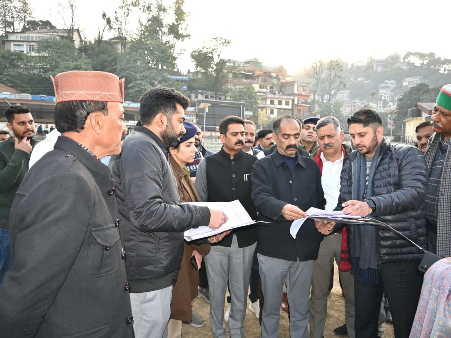 व्यवस्था को लेकर अधिकारियों से बात करते मंत्री अनिरुद्ध सिंह