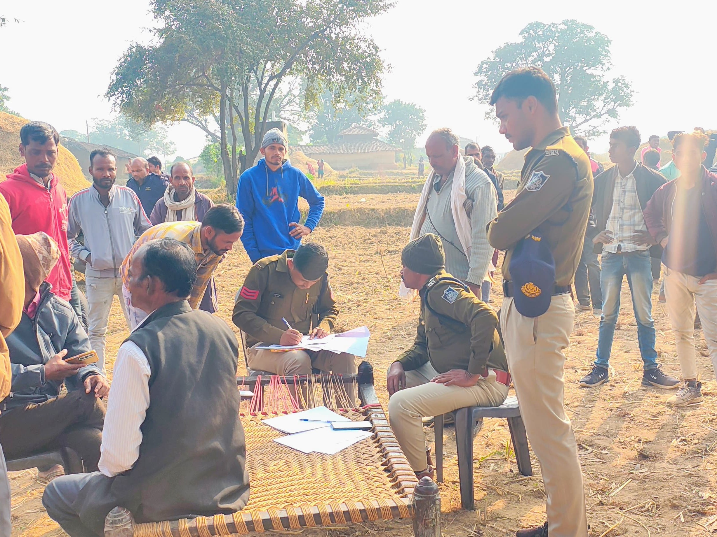 पंचनामे की कार्रवाई करते पुलिसकर्मी।