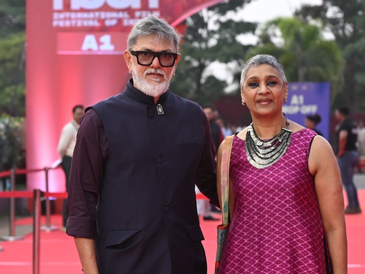दिग्दर्शक आणि आंतरराष्ट्रीय स्पर्धा ज्युरी चेअरपर्सन राकेश ओमप्रकाश मेहरा त्यांच्या पत्नी पी.एस. भारती यांच्यासोबत पोहोचले.