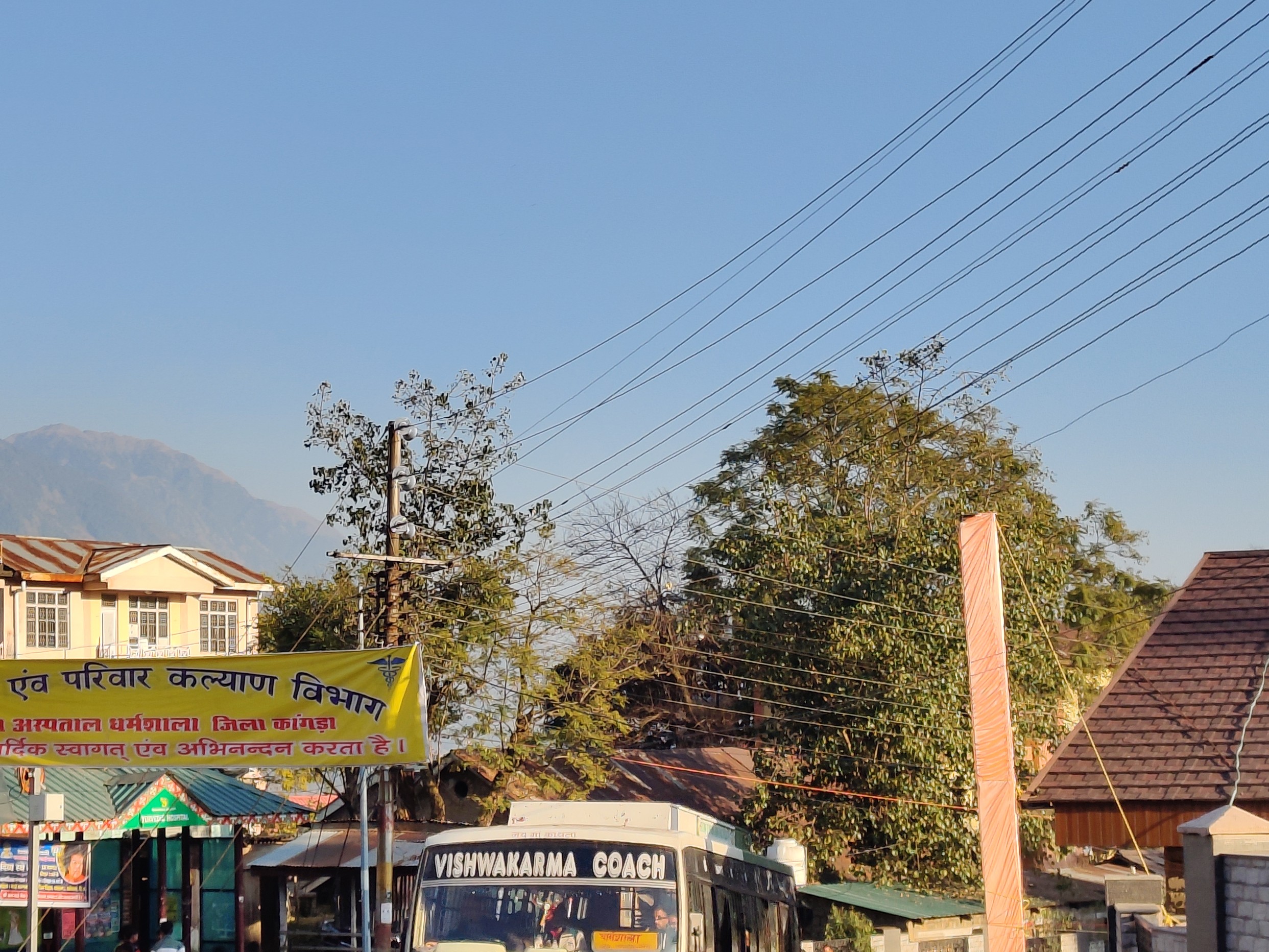 शहर में ऊपर से गुजर तारों के जाल