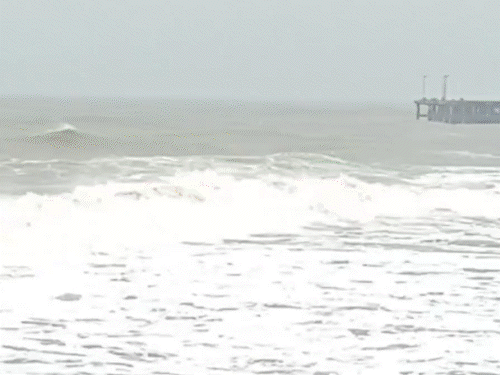 पुडुचेरी में दितवाह के कारण समुद्र में ऊंची-ऊंची लहरें उठ रही हैं। पुलिस ने तट पर आम लोगों और पर्यटकों की एंट्री पर रोक लगा दी है। - Dainik Bhaskar