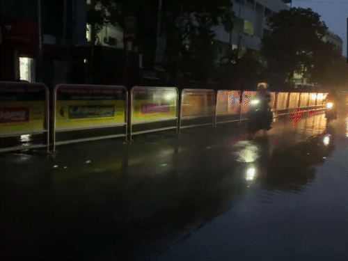 तमिलनाडु: साइक्लोन दितवाह का असर दिखने लगा है। शुक्रवार से बारिश जारी है, कई इलाके पानी में डूब गए।