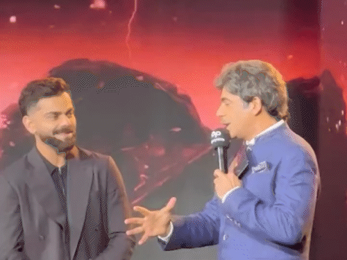 सुनील ग्रोवर के एक्ट पर ठहाके लगाते हुए विराट कोहली।