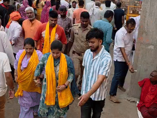 भारतीय क्रिकेटर करण शर्मा ने अगस्त में अपने परिवार के साथ रामलला का दर्शन करने पहुंचे थे।