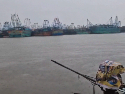 चक्रीवादळ दितवाह आज तामिळनाडू-पुदुच्चेरीला धडकणार: वादळासह पावसाचा इशारा, शाळा बंद; श्रीलंकेत 150 लोकांचा मृत्यू, 300 भारतीय अडकले पुदुच्चेरी: कराईकलमध्ये 900 हून अधिक बोटी सुरक्षितपणे उभ्या करण्यात आल्या आहेत.