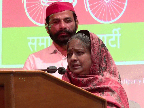 Akhilesh Yadav Press Conference BLO wife cried over SIR SP Slams BJP Dhananjay Singh | BLO की पत्नी अखिलेश के सामने फूट-फूटकर रोई, VIDEO: बोली- रात को काम करते-करते गिरे; सपा प्रमुख