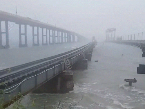 चक्रीवादळ दितवाह आज तामिळनाडू-पुदुच्चेरीला धडकणार: वादळासह पावसाचा इशारा, शाळा बंद; श्रीलंकेत 150 लोकांचा मृत्यू, 300 भारतीय अडकले तमिळनाडू: रामेश्वरममध्ये सोसाट्याच्या वाऱ्यासह पाऊस आणि समुद्रात उंच लाटा उसळत आहेत.