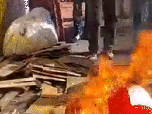 संजौली पुलिस स्टेशन के बाहर प्रशासन का पुतला जलाते हुए हिंदू संगठनों के लोग।