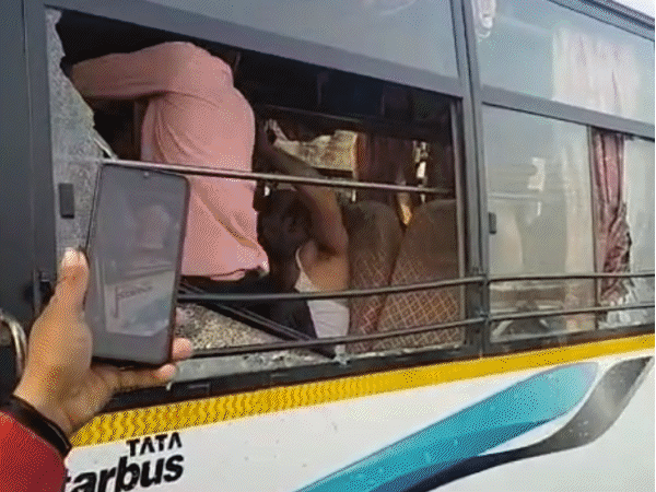 हादसे के बाद वहां लोगों ने बस ड्राइवर-कंडक्टर को जमकर पीटा। बस पर पथराव किया।