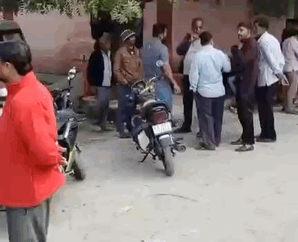 पोस्टमॉर्टम के दौरान बड़ी संख्या में लोगों की भीड़ इकट्ठा हुई