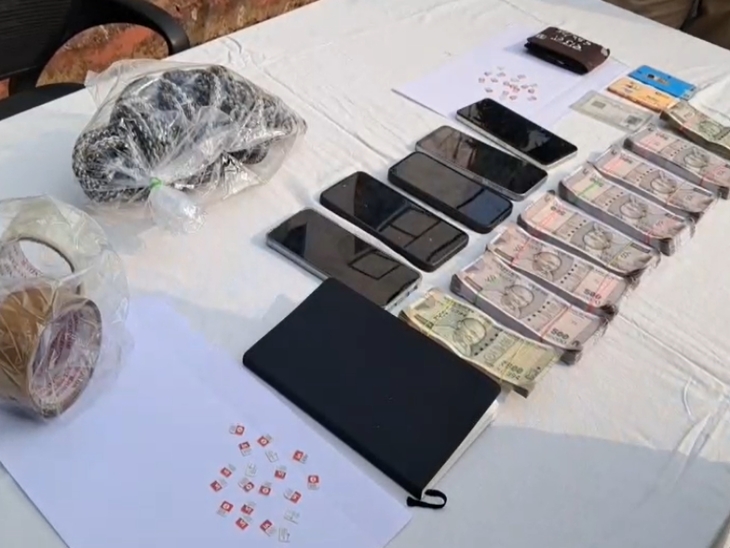 पुलिस ने आरोपियों के कब्जे से दो थार जीप, एक स्विफ्ट कार, दो पावर बाइक और 5 मोबाइल व 42 सिमकार्ड बरामद किए है।