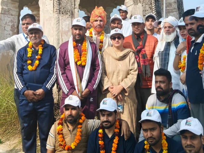 वंदे सरदार एकता पदयात्रा में भाग लेते लोग।