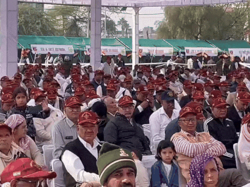 आर्मी कैंट में भूतपूर्व सैनिकों की रैली के दौरान उपस्थित पूर्व सैनिक व उनके परिवार।