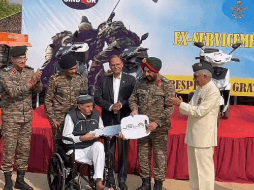 युद्ध में लड़ाई के दौरान अपाहिज हुए पूर्व सैनिक को टू व्हीलर वाहन भेंट करते लेफ्टिनेंट जनरल।