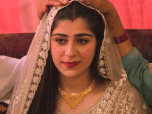 रिचा की मांग भरने के दौरान की तस्वीर, फोटो में रवि दहिया और उनके माता-पिता होने वाली बहू को आशीर्वाद देते हुए। फाइल फोटो