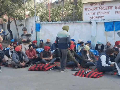 लुधियाना में हड़ताल पर बैठे कर्मचारी। - Dainik Bhaskar