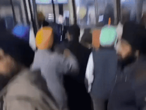 बस में से बाहर निकलते मुख्यमंत्री भगवंत सिंह मान। - Dainik Bhaskar