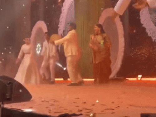 बेटे शुभम की लेडीज संगीत कार्यक्रम में स्टेज पर डांस करते हुए गोपाल कांडा। फाइल फोटो